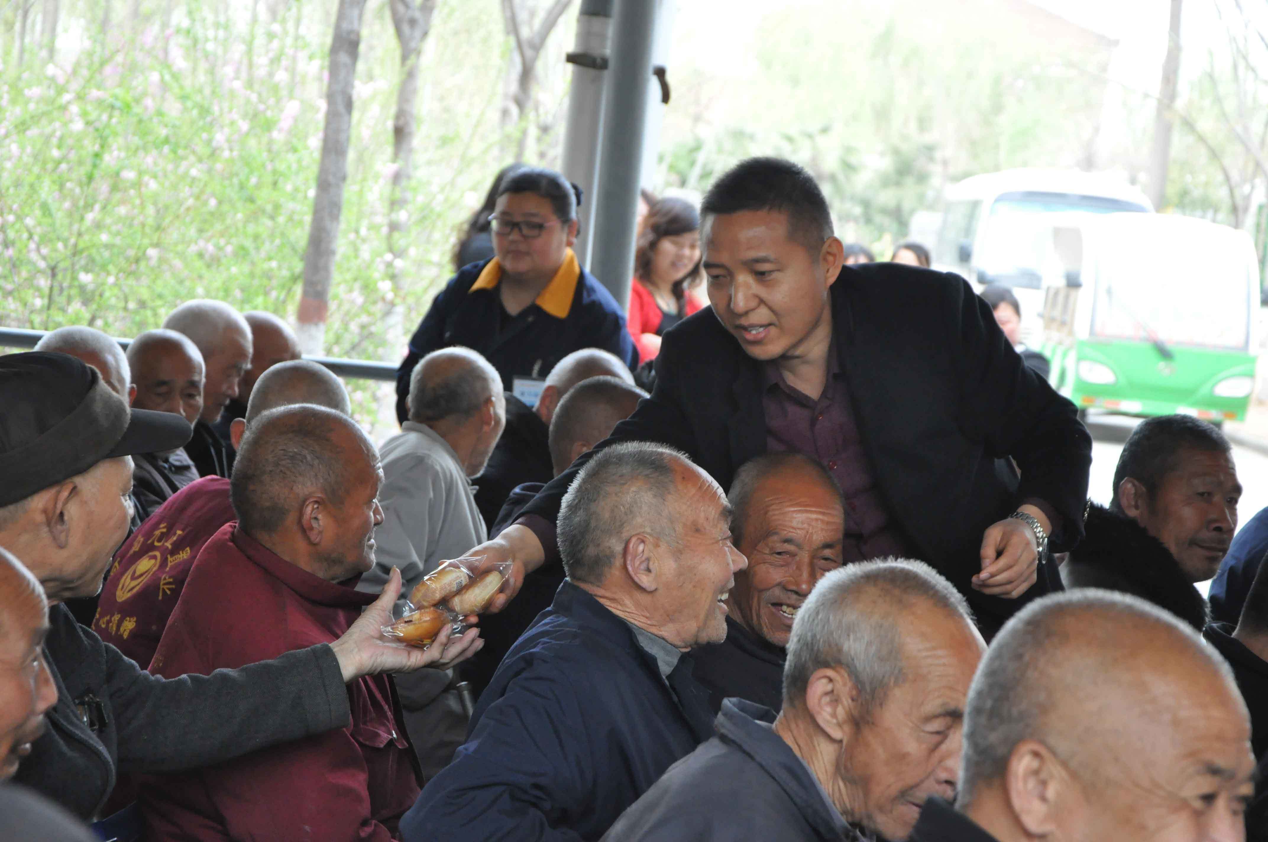 探望孤寡老人(rén)