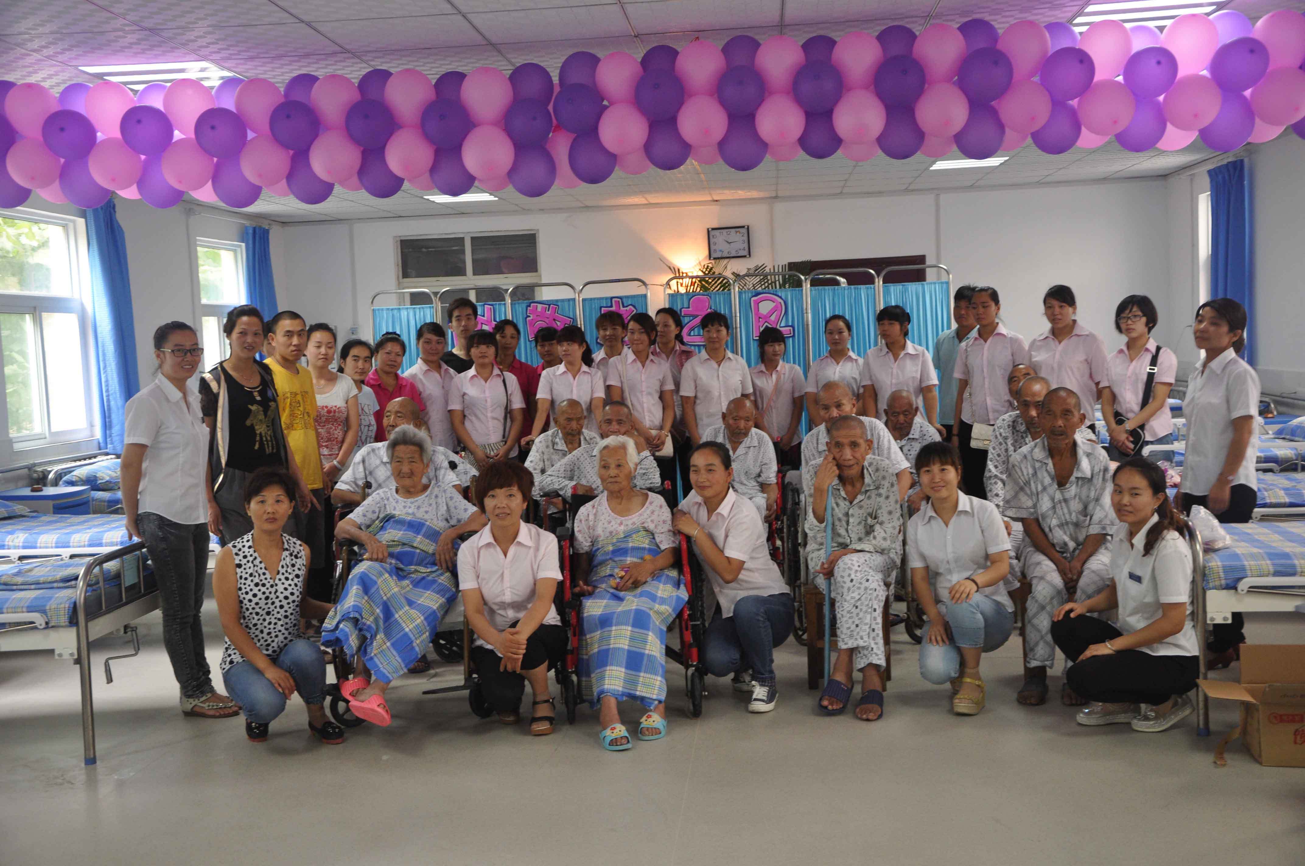 探望孤寡老人(rén)