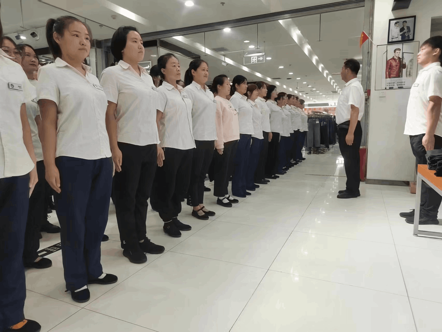 建業(yè)百貨鄲城店(diàn)組織員工(gōng)軍訓活動