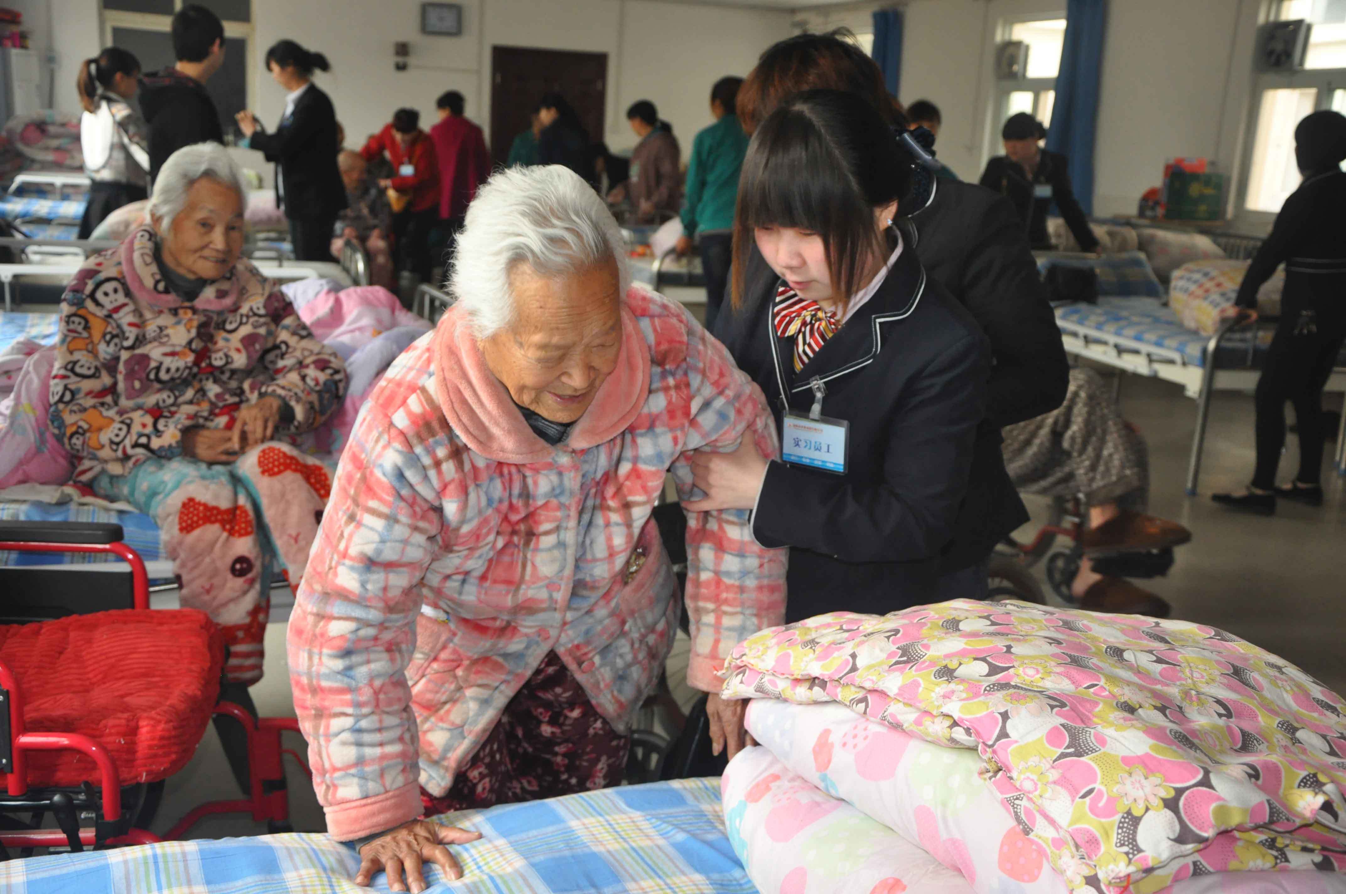 探望孤寡老人(rén)