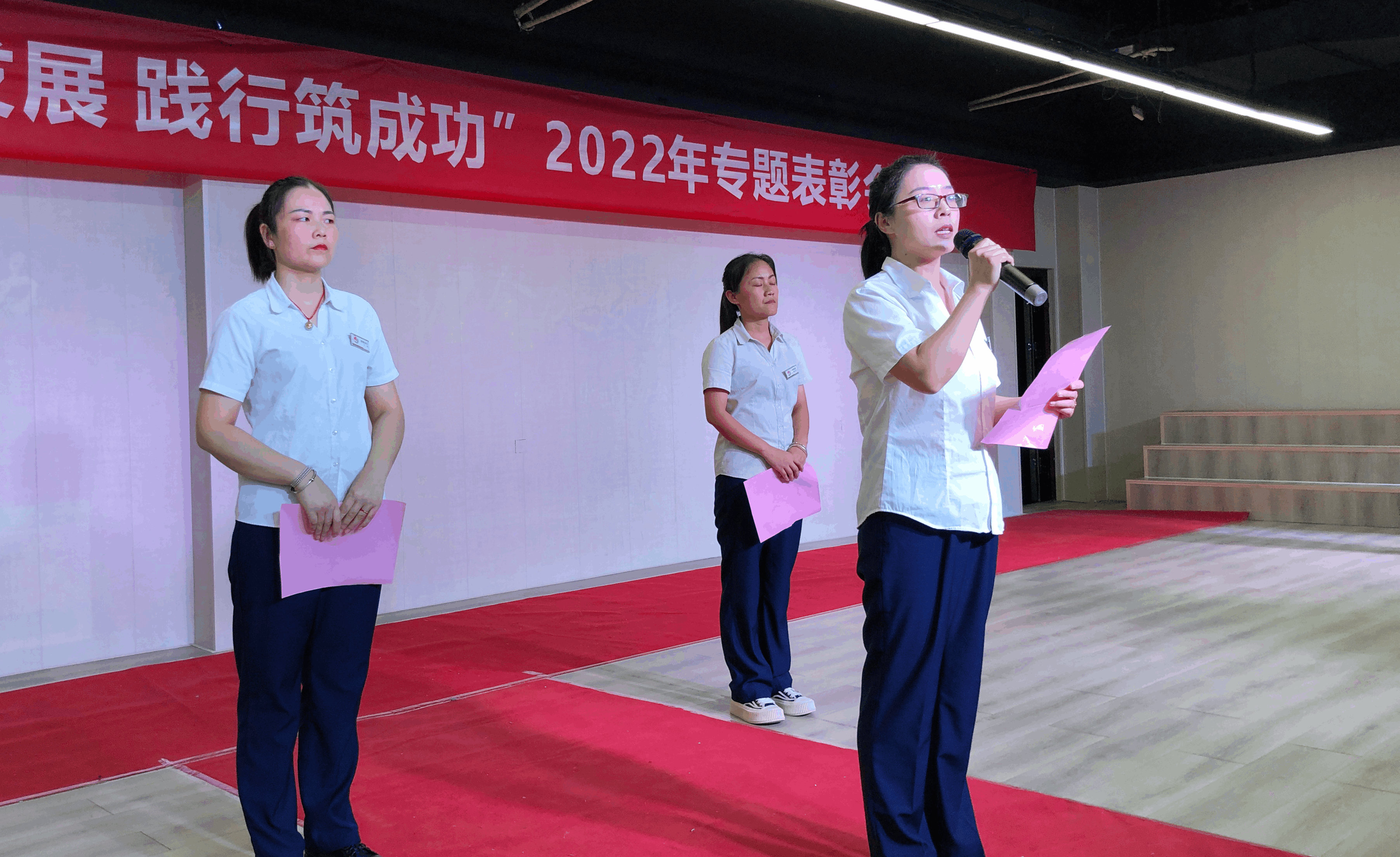 杞縣建業(yè)新峰百貨舉辦“理(lǐ)念促發展，踐行(xíng)築成功” 專題表彰大(dà)會(huì)