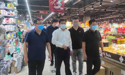 衛輝市委書(shū)記一行(xíng)莅臨建業(yè)百貨指導疫情防控期間保供穩價工(gōng)作