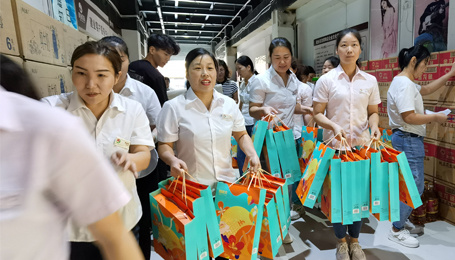 建業(yè)百貨各分(fēn)公司爲員工(gōng)發放(fàng)中秋福利