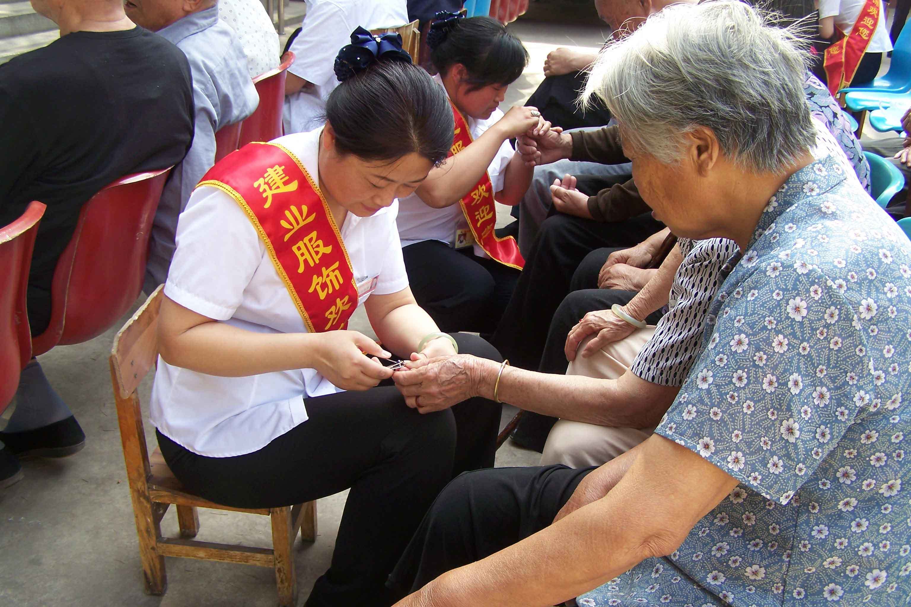 探望孤寡老人(rén)